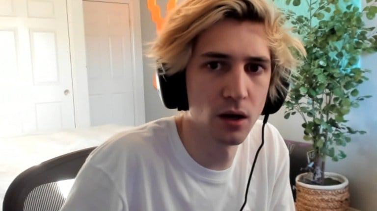 xQc looks on Twitch stream.