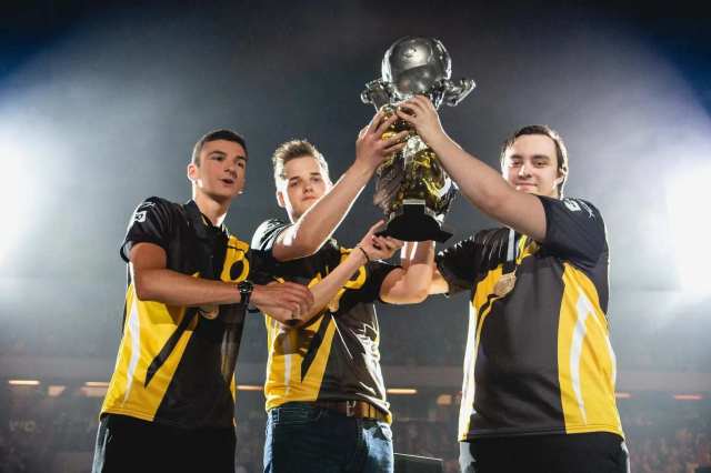 ViolentPanda, Kaydop, and Turbopolsa lifting a trophy with Dignitas