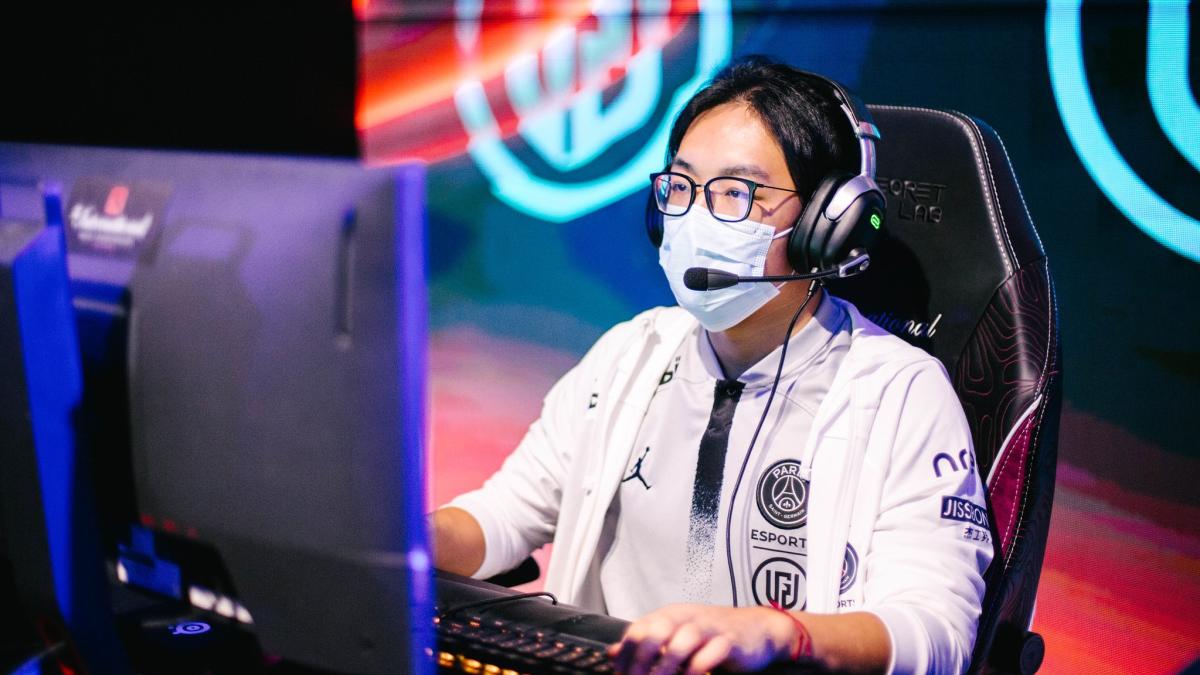 Faith_bian competing on-stage at TI11.