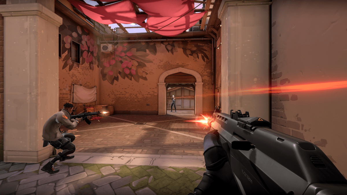 Two players attacking another one on Ascent VALORANT map.