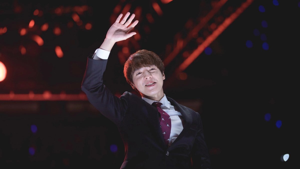 A photo of coach kkoma waving