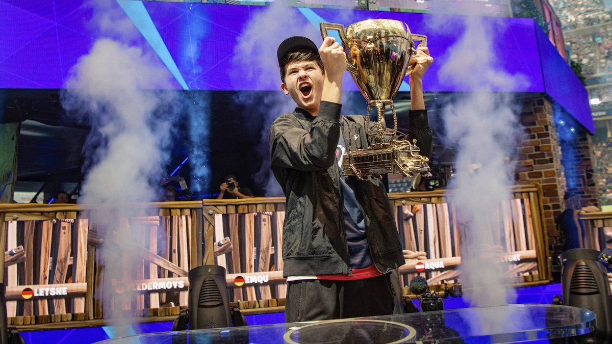 Bugha celebrates with the FNCS trophy