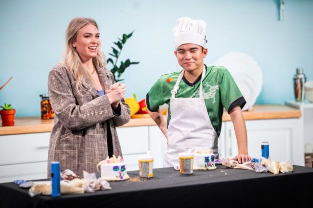 Spica and QTCinderella on stage for an impromptu cooking show.