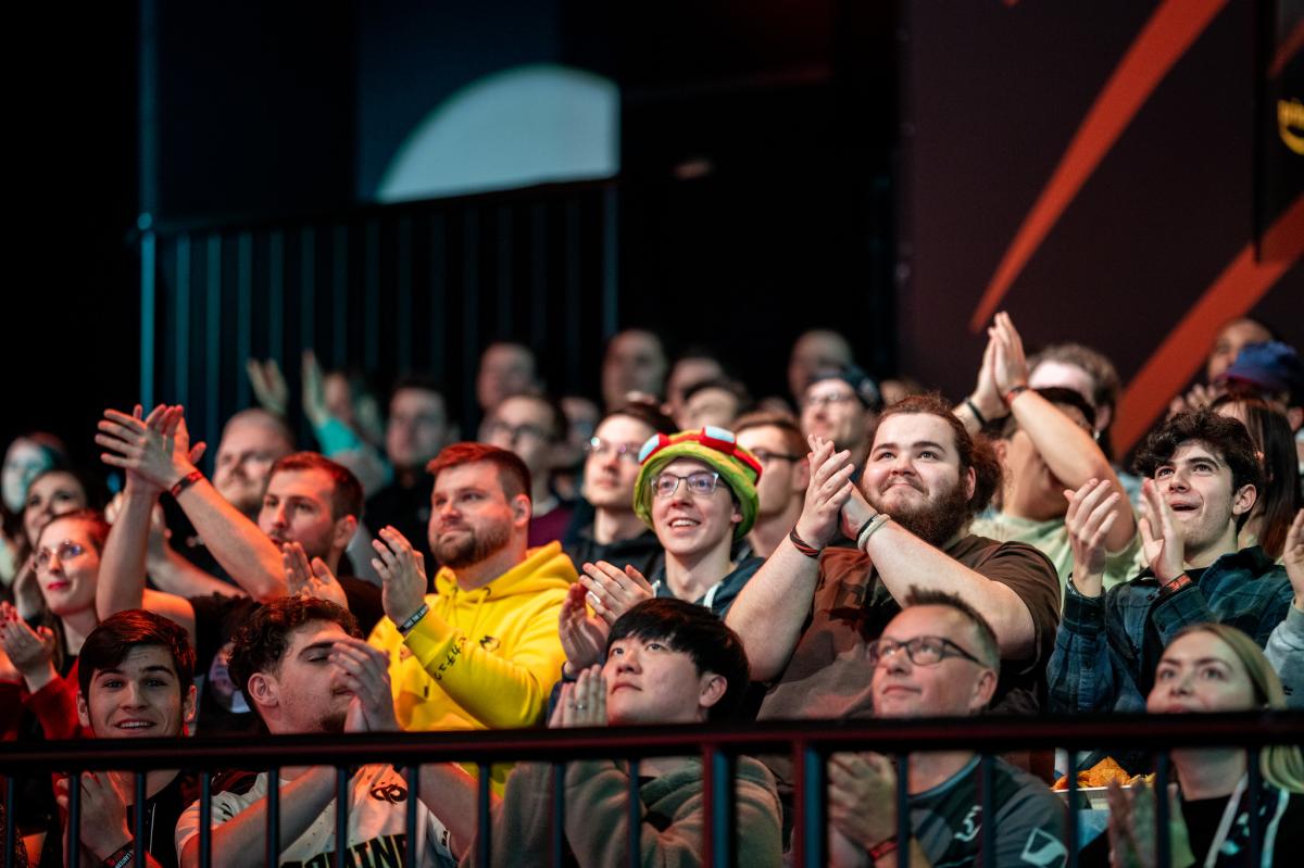 an image of fans clapping their hands in a lol arena