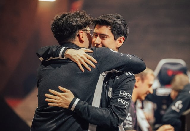 G2 Yike and G2 BrokenBlade hug onstage at MSI 2023