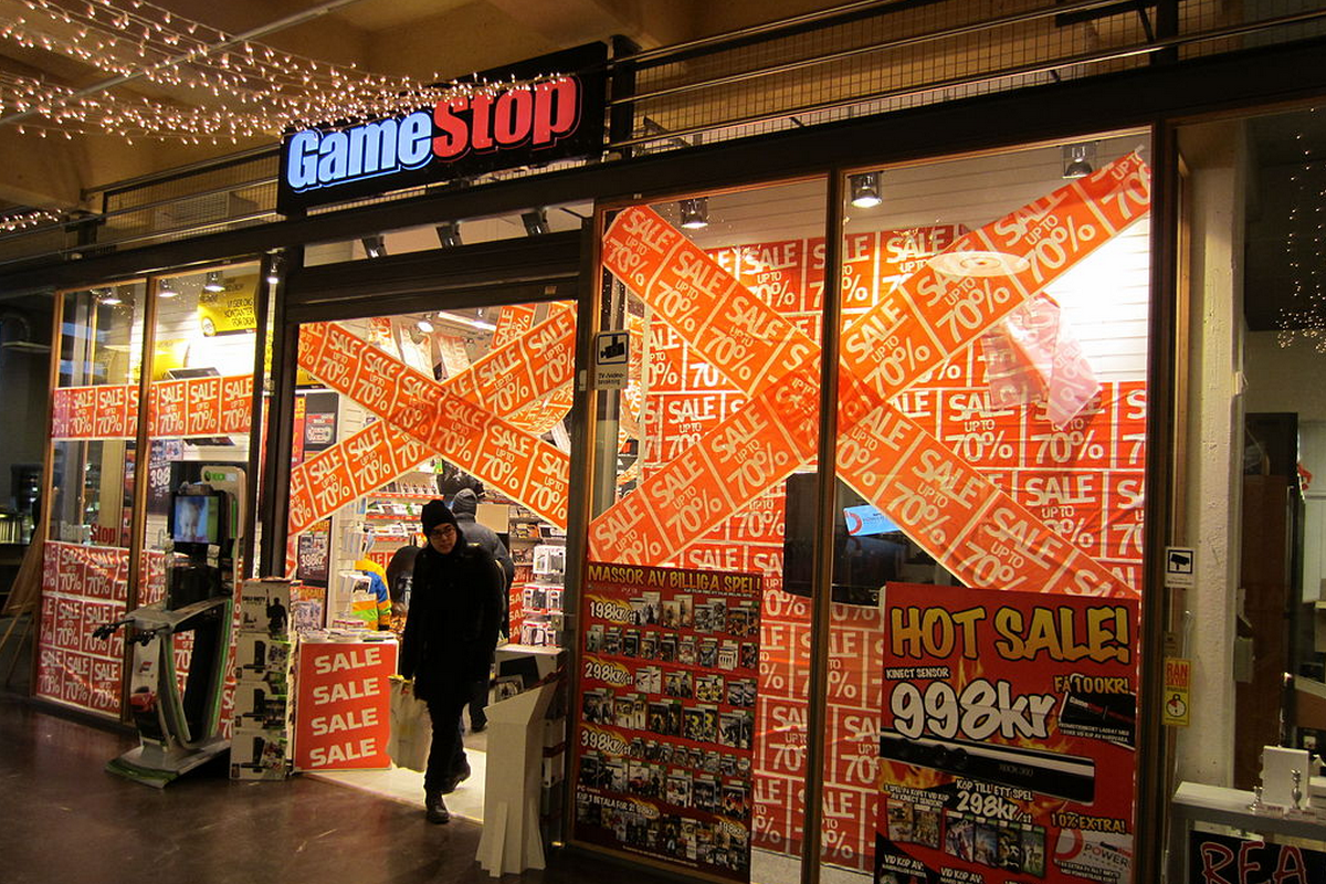 GameStop shop in Umea with sales.