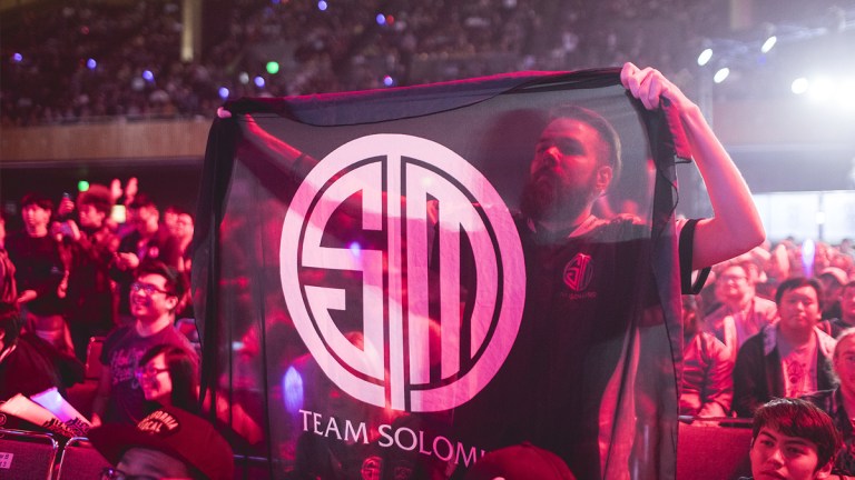 A TSM fan raises his flag at Worlds 2016.