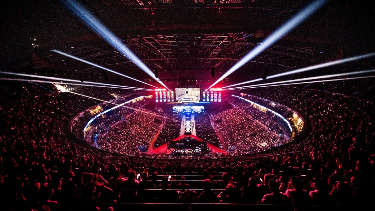 CS:GO fans watching IEM Cologne at the LANXESS Arena in Germany.