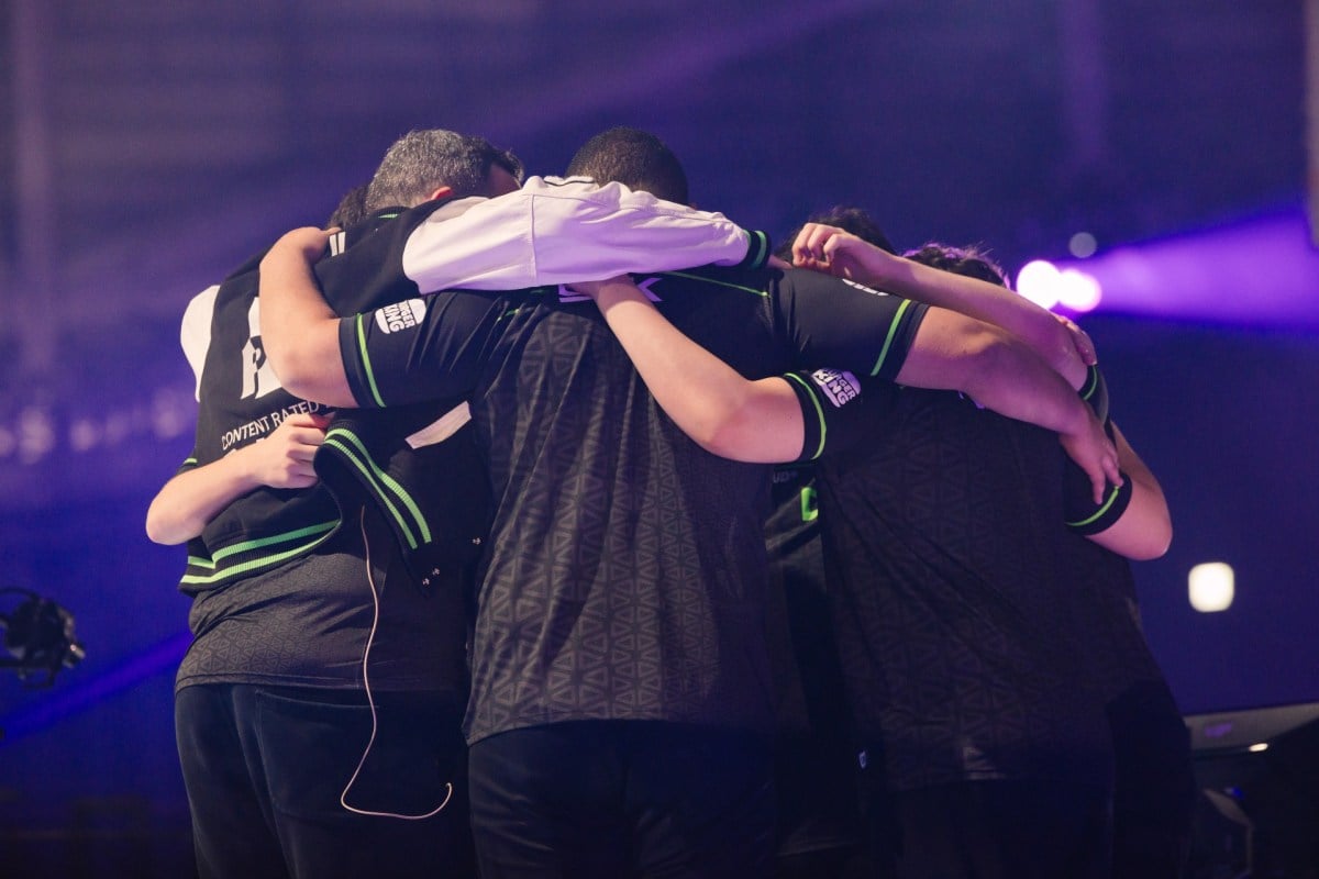 LOUD huddle together after their defeat at VCT Masters Tokyo.