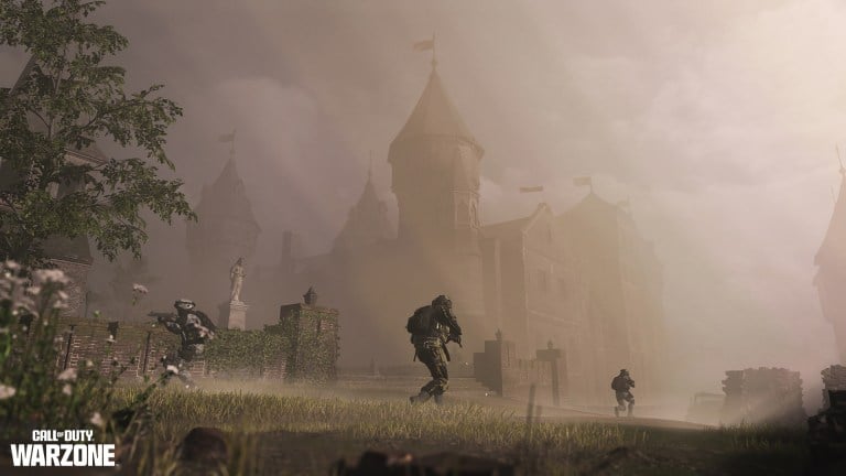 Soldiers run towards the main castle in Vondel.