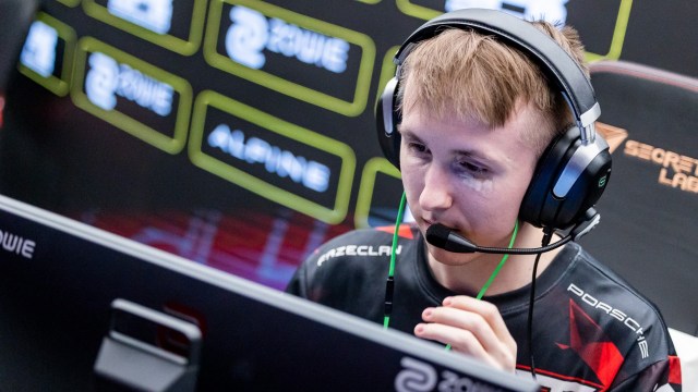 Ropz, one of the best CS:GO players in the world, playing in the playoffs of BLAST Paris Major in 2023.