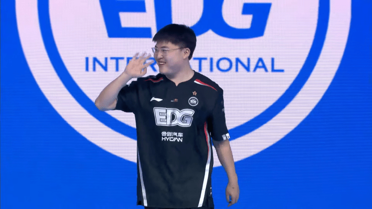 Uzi walking on stage of the LPL SUmmer Split 2023