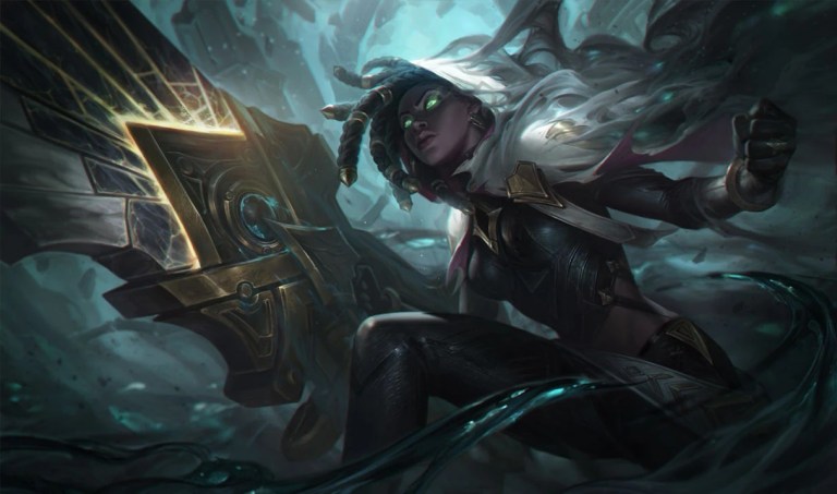 League of Legends champion Senna wielding her gigantic gun in TFT.