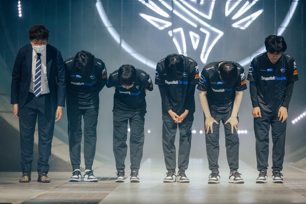 DetonatioN FocusMe takes a final bow onstage after defeat by LOUD at the League of Legends - Mid-Season Invitational Play-Ins Stage on May 5 2023 in London, England.