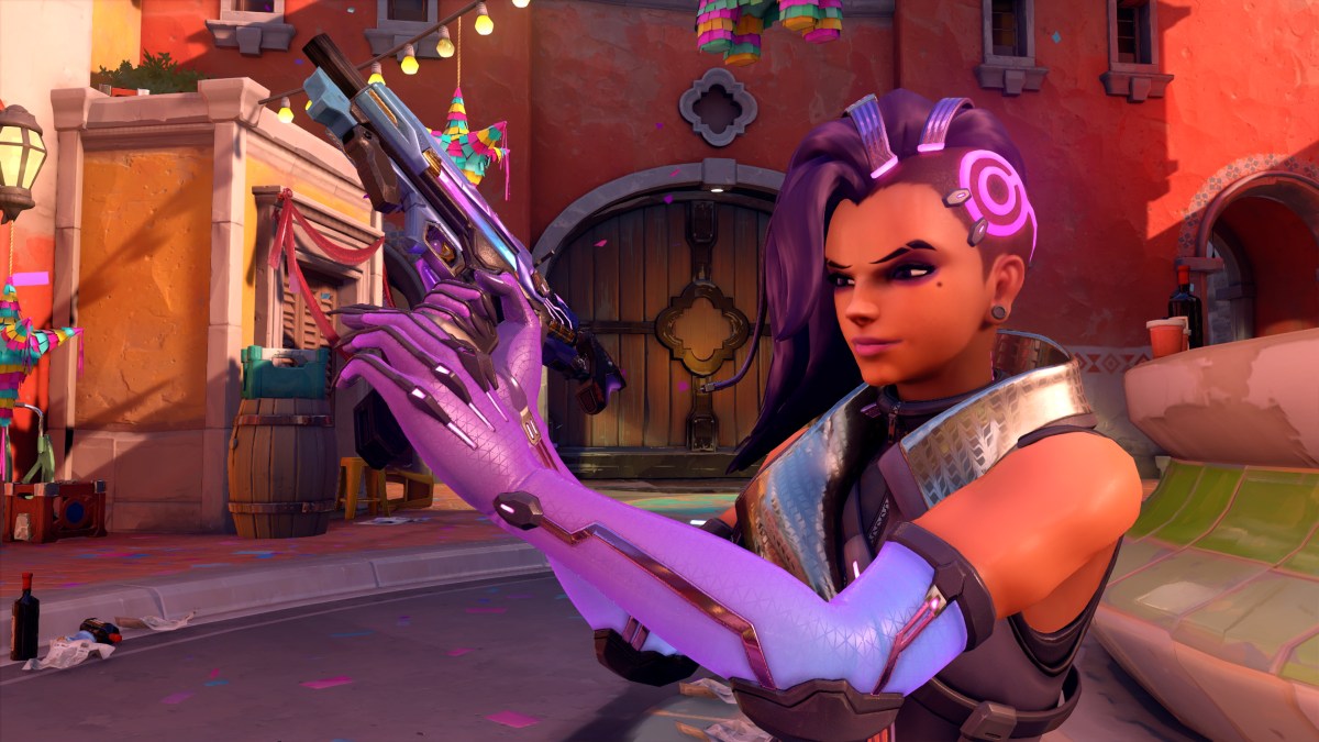 Sombra with her submachine gun