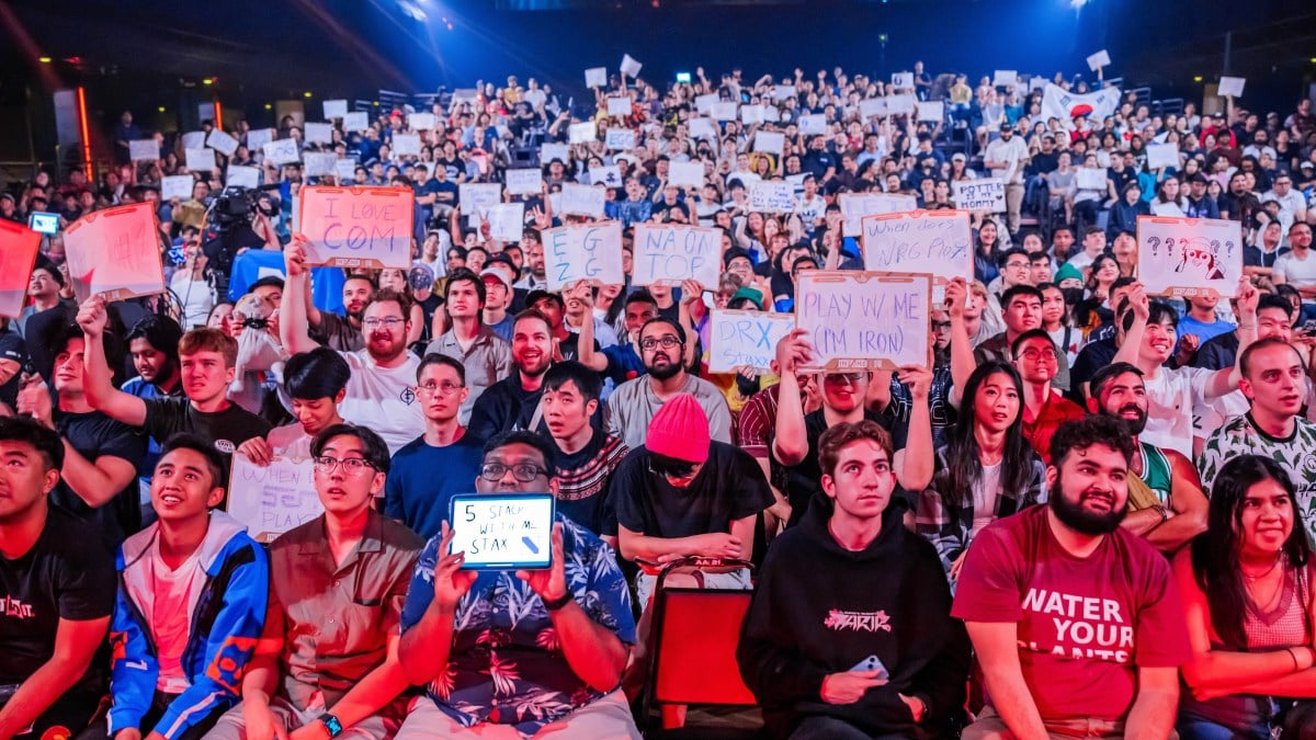 VALORANT Champions 2023 crowd at The Shrine holding up signs and cheering.