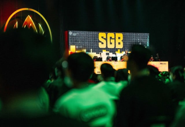 A crowd watches Saigon Buffalo play LoL at MSI 2022