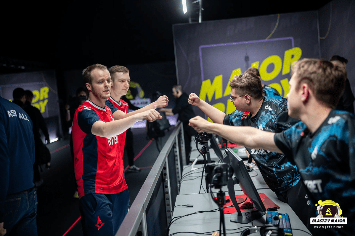 Xyp9x and Buzz shaking hands with team spirit players on stage at the major qualifiers