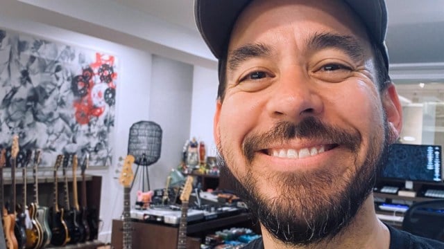 Mike Shinoda smiling for a selfie