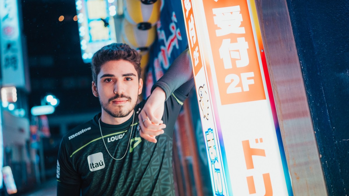 Erick "aspas" Santos posing in Tokyo before VALORANT Masters.