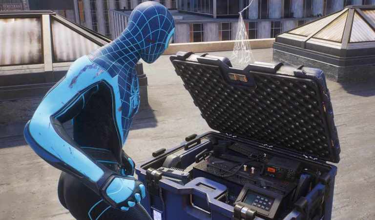 Spider-Man openning a Tech crate in Spider-Man 2