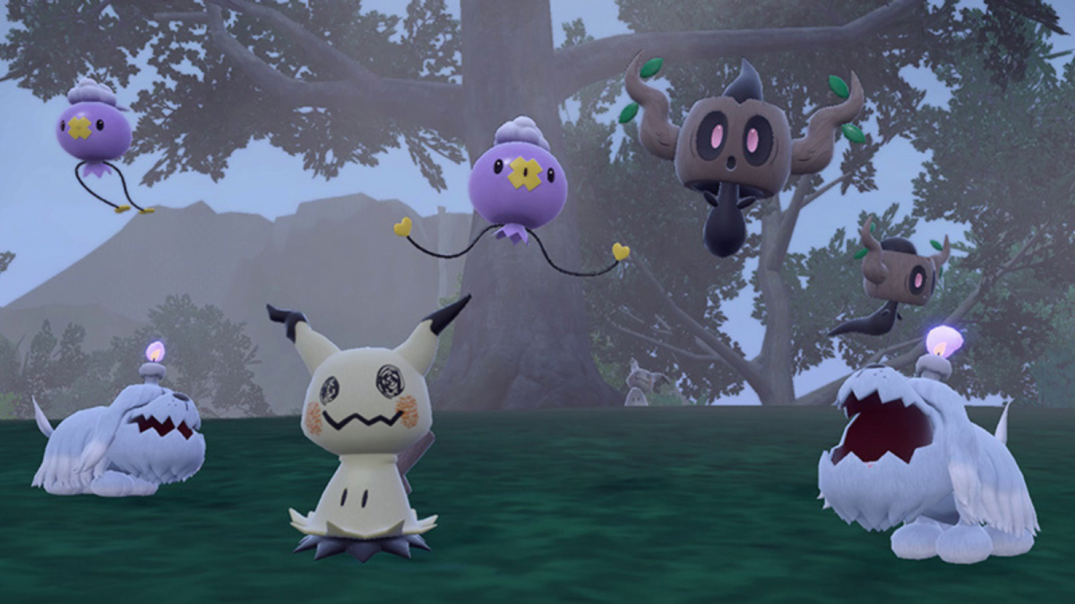 Drifloon, Phantump, Mimikyu, and Greavard gathered together on a foggy night in Pokémon Scarlet and Violet.