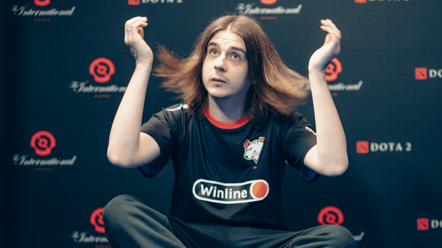 Fng flipping his fabulous hair in preparation for TI12.