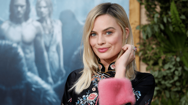 Margot Robbie posing for a picture.