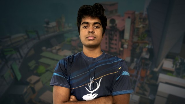 Curry, a VALORANT player, standing in front of an image of Split, a VALORANT map.