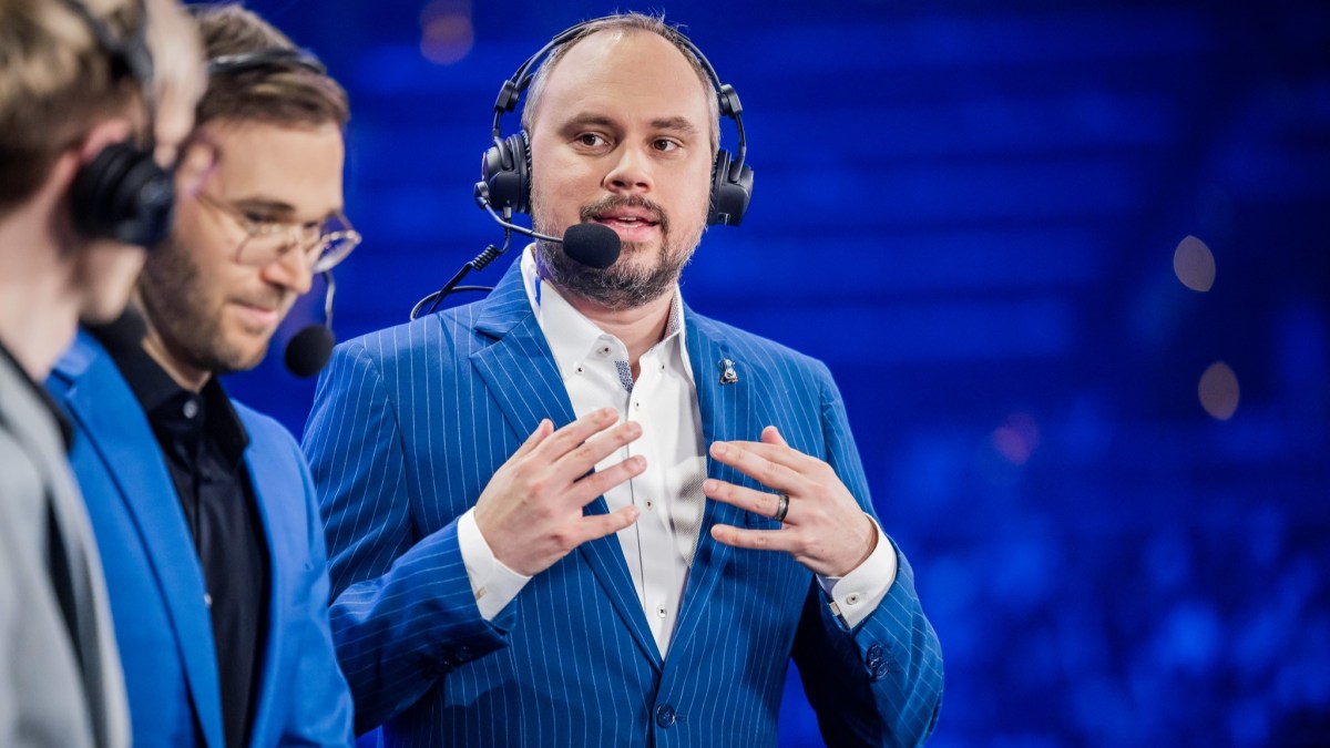 Phreak raising his hands whilst casting Worlds 2022 semifinal between JDG and T1.