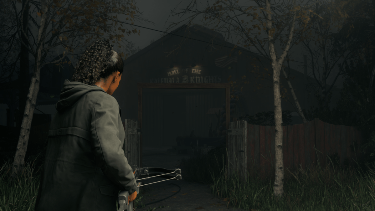 Saga approaching the Kalevala Workshop at night in Alan Wake 2.