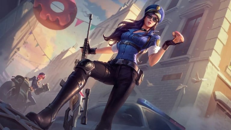 Officer Caitlyn holding her rifle with Vi and a car behind her.