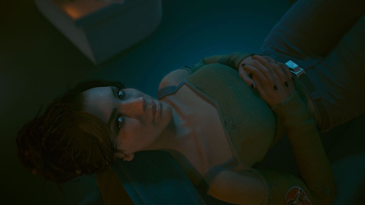 Panam resting her head on V's leg in V's apartment (Cyberpunk 2077).