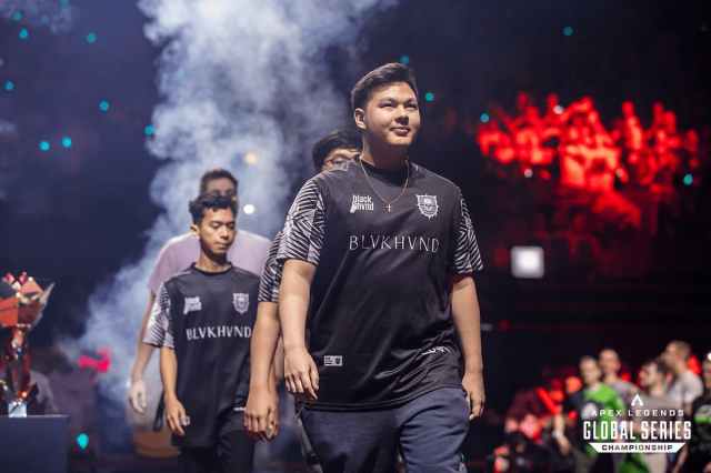 Ethan "PlayerKay" Foo of BLVKHVND leads his team in the walkout before the Match Point Finals at the 2023 ALGS Championship.