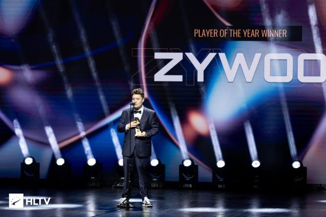 Zywoo during his acceptance speech at the 2023 HTLV awards.