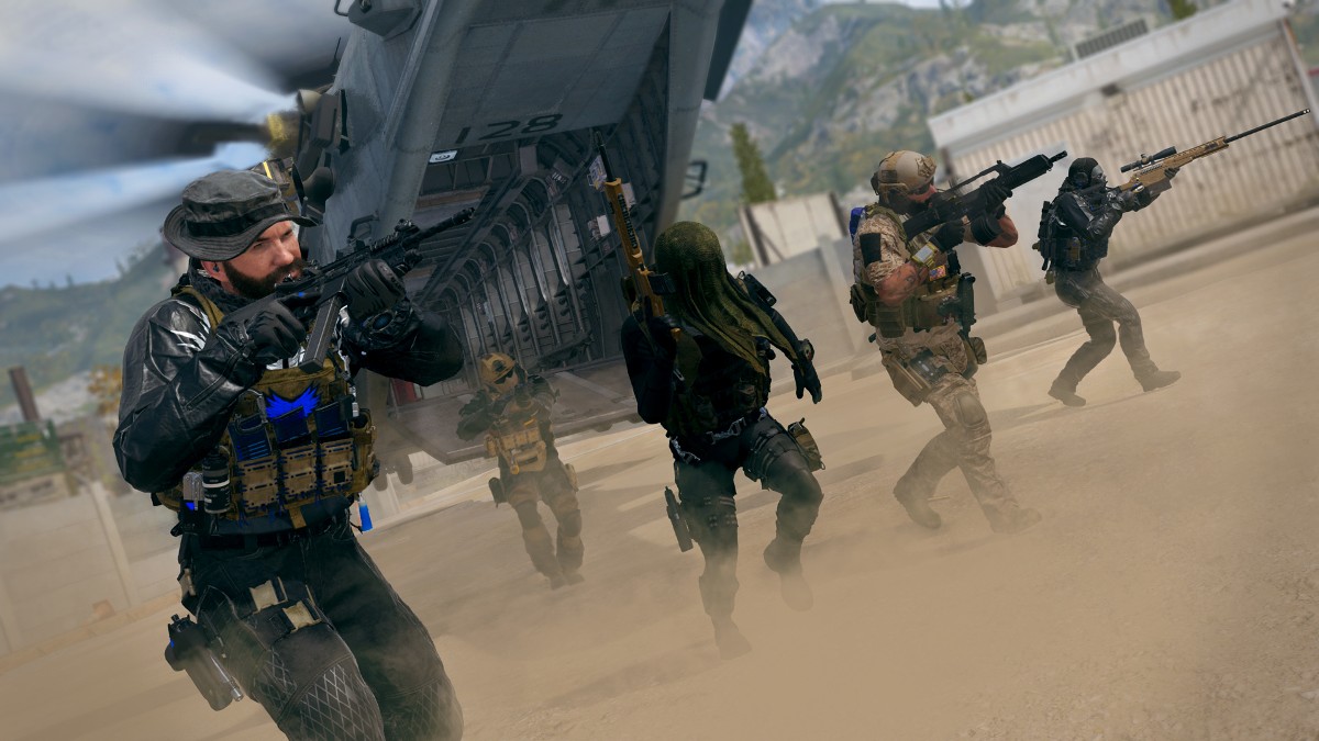 Operators in Warzone run forward from a helicopter.