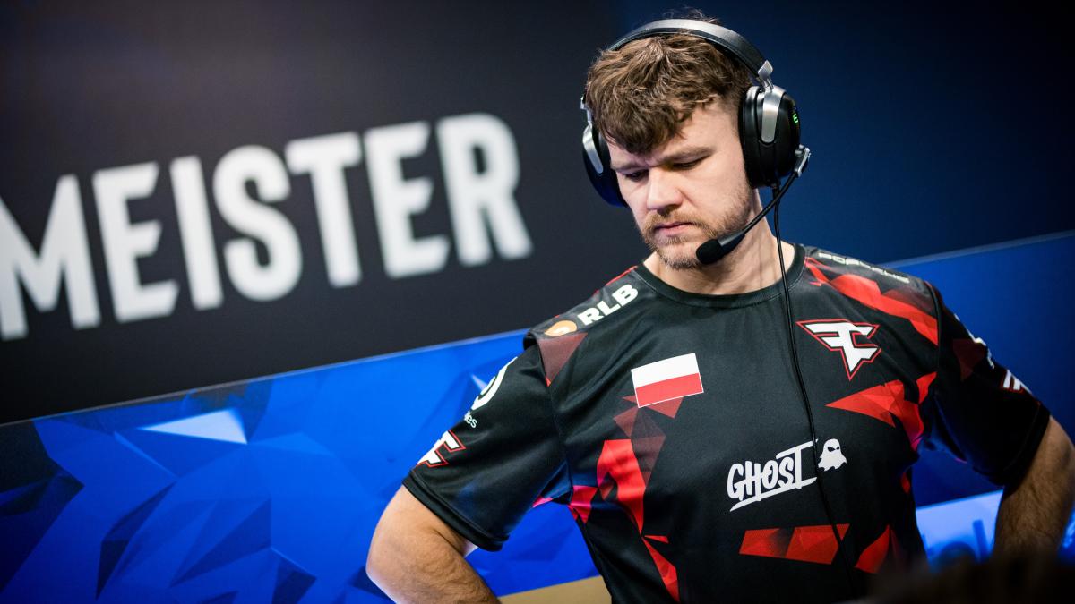 FaZe NEO looking over his players at IEM Katowice 2024.