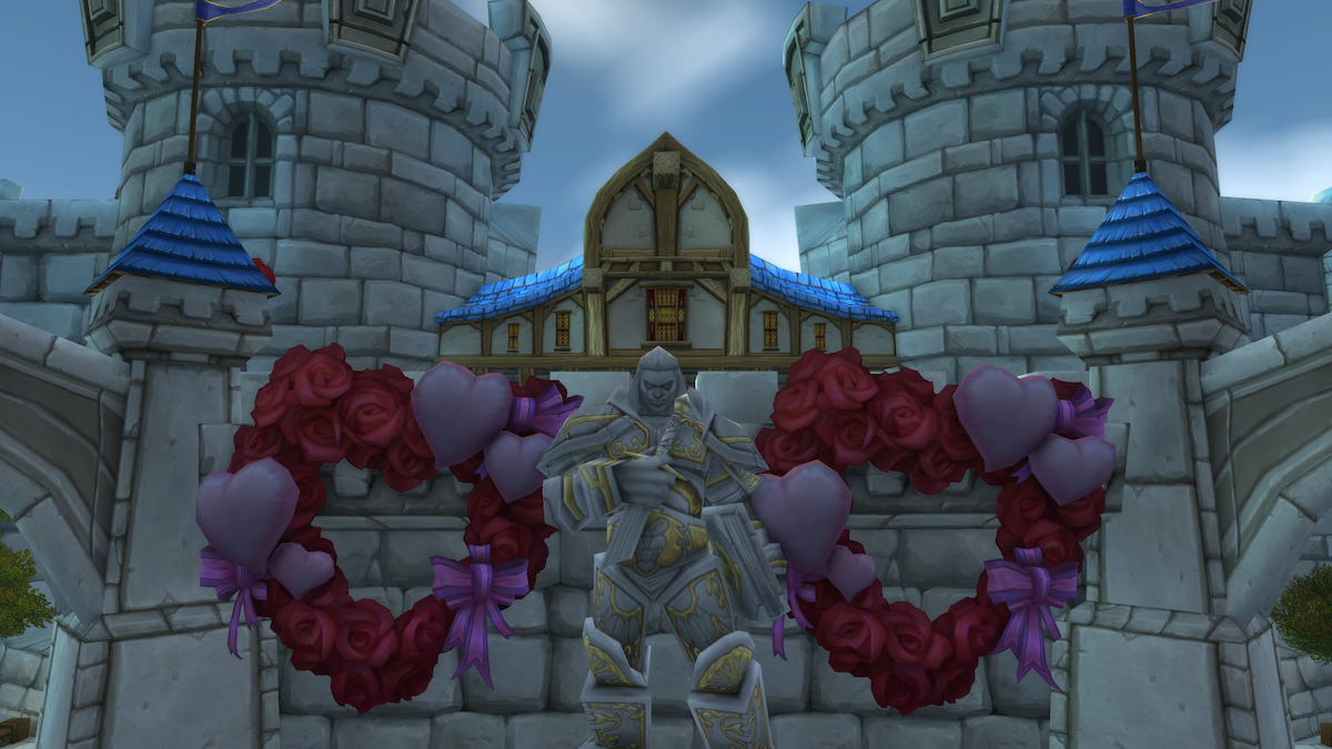 Statue in Stormwind decorated for the Love is in the Air event