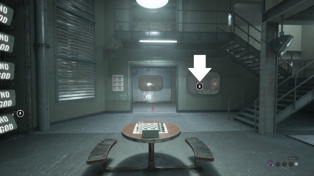 A cell block with an icon marked by a white arrow in The Outlast Trials.