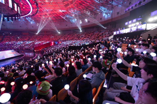 Crowd watching LCK Spring Split finals between T1 and Gen.G