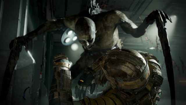 Isaac pinned down by an enemy in Dead Space.