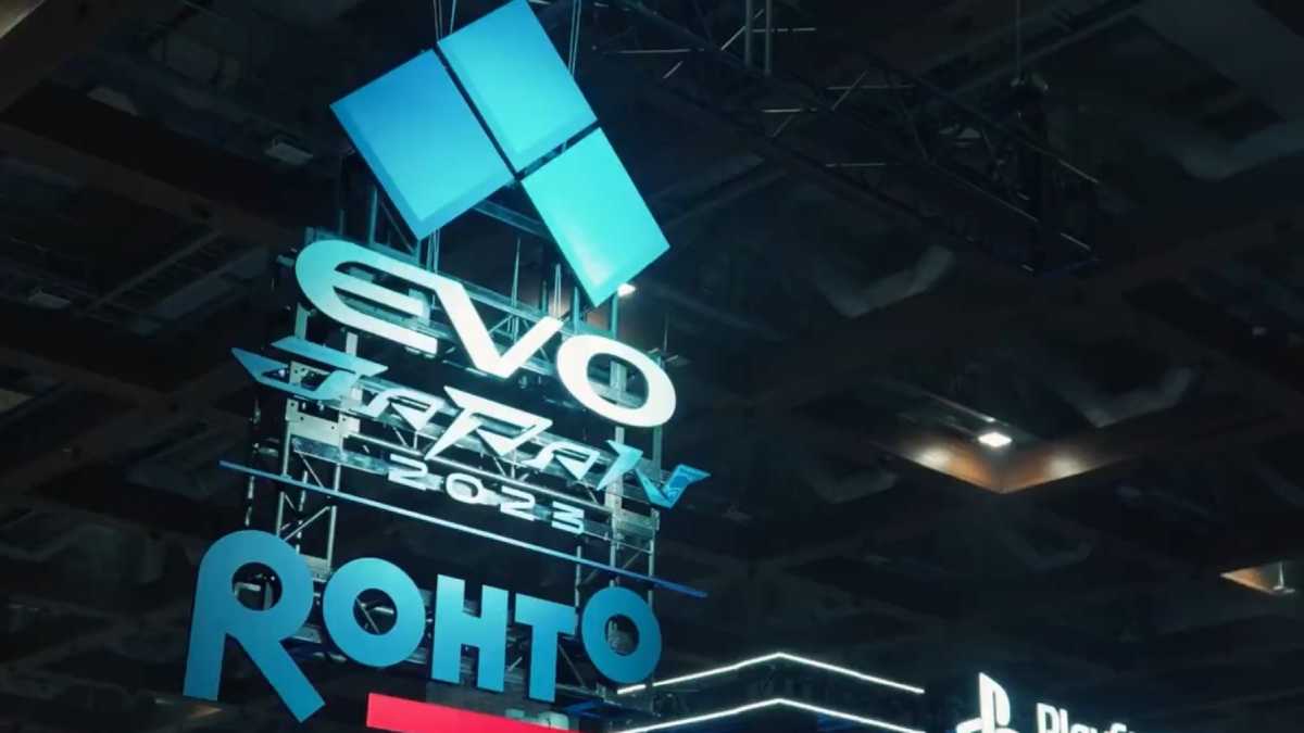 Evo Japan 2024 banner in the venue.