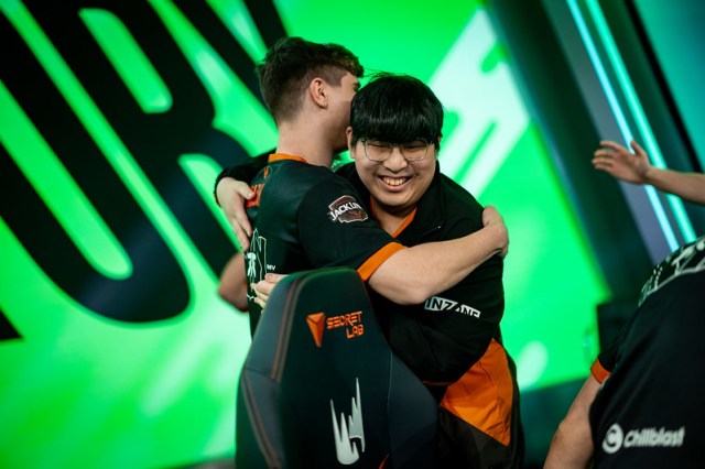 Fnatic Noah and Razork hug after winning against Team BDS