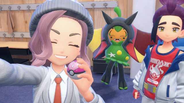 Taking a selfie with Ogerpon and Kieran in Pokémon Scarlet and Violet.