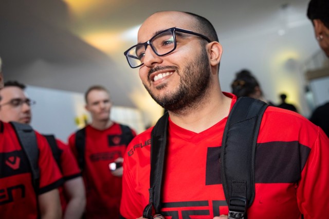 Gustavo "Sacy" Rossi smiling in his Sentinels jersey with a backpack on.