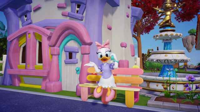 Daisy Duck talking on the phone in Disney Dreamlight Valley.