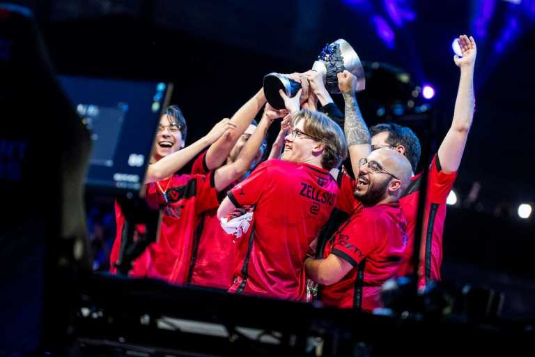 Sentinels lift the Masters Madrid trophy.