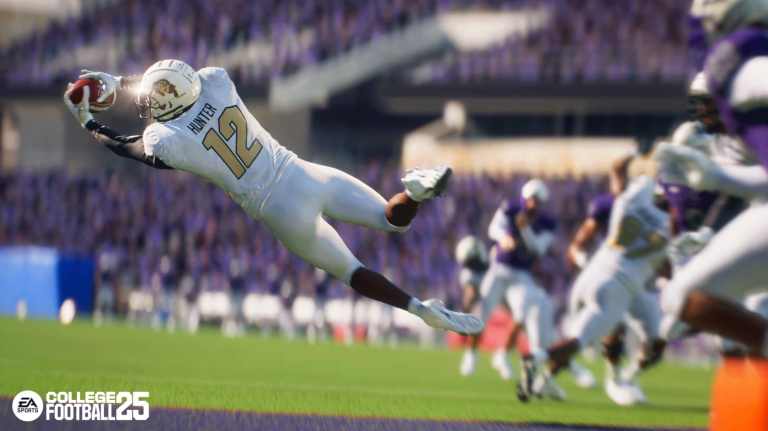 Colorado player makes a diving catch in College Football 25.