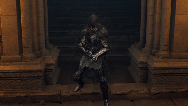 An Assassin Tarnished stands in a hallway of Elden Ring.