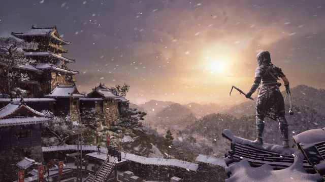 Shinobi Assassin scans the castke in snow to find her next target in Assassin's Creed Shadows.
